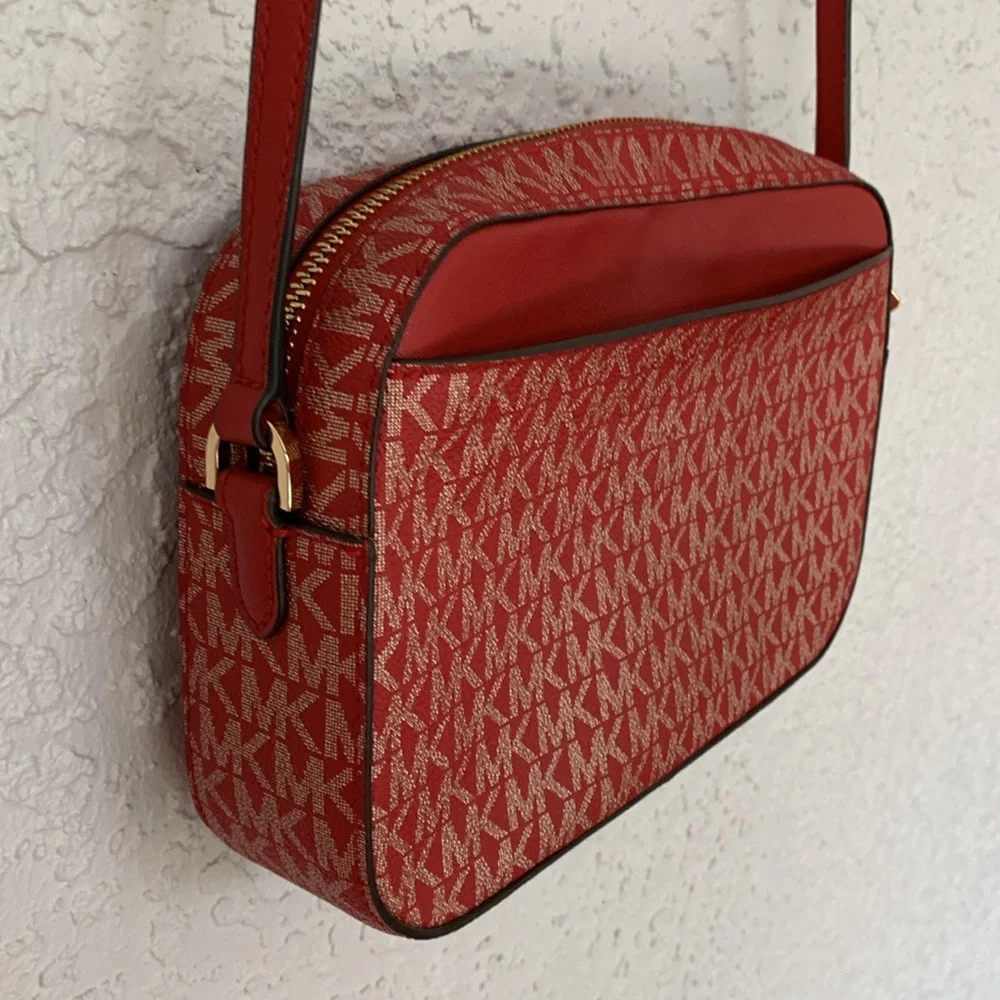Michael Kors crossbody purse with removable chain lots of pockets